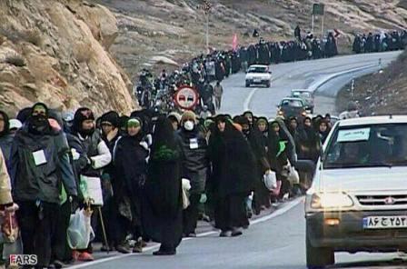 بالصورة: الايرانيون بالالاف يتوجهون صوب كربلاء سيرا على الاقدام