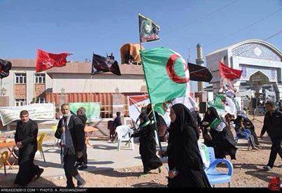 بالصور: زوار الامام الحسين يرفعون اعلام دولهم اثناء مسيرهم الى کربلاء لزيارة الاربعين