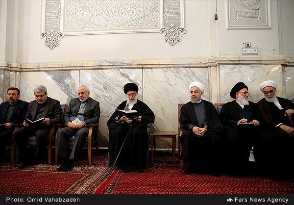 صور: قائد الثورة الاسلامية يحضر مجلس تأبين والدة رئيس الجمهورية