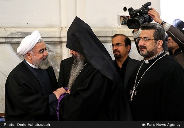 صور: قائد الثورة الاسلامية يحضر مجلس تأبين والدة رئيس الجمهورية