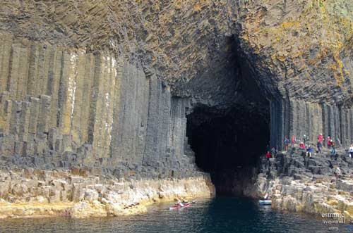 تصاویر:جزیره شگفت‌انگیز با ستون‌های سنگی 