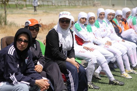 فوتبال بانوان + حجاب ورزشی + لباس ورزشی دختران