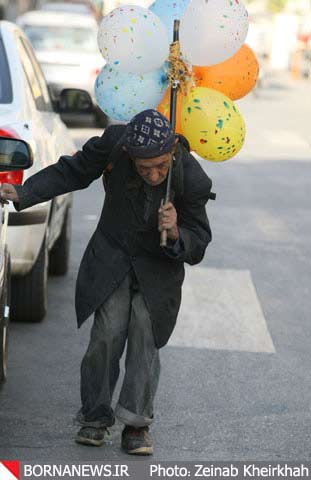  عکس   عکس‌های تکان دهنده از شغل یک پیرمرد در تهران