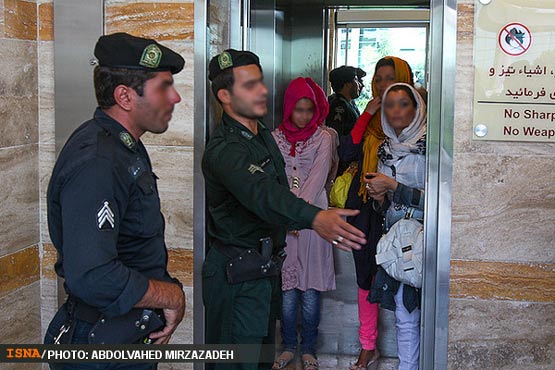 برخورد جنجالی با بدحجابی در برج میلاد