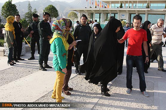 برخورد جنجالی با بدحجابی در برج میلاد