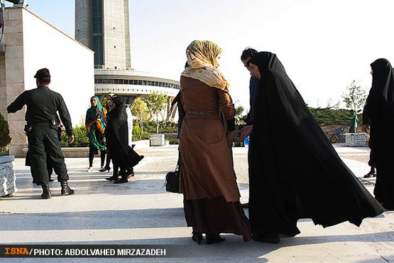 برخورد جنجالی با بدحجابی در برج میلاد