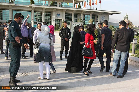 برخورد جنجالی با بدحجابی در برج میلاد
