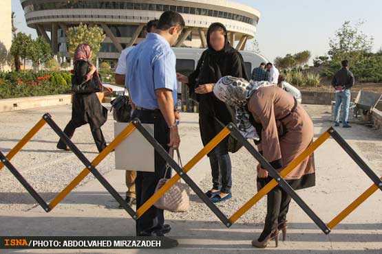 برخورد جنجالی با بدحجابی در برج میلاد