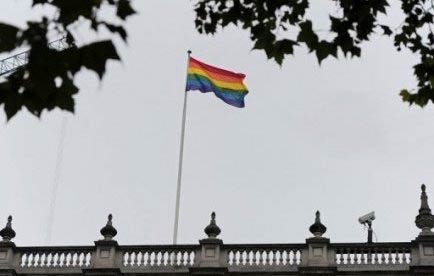 پرچم همجنس گرایی بر فراز وزارتخانه انگلیس + عکس