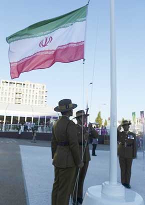 عکس/احترام سرباز انگليسي به پرچم ايران
