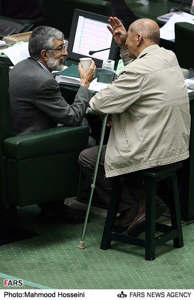 عکس چهارپایه حداد عادل در مجلس