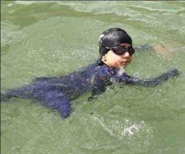 کودک معلول ایرانی اعجوبه شنا می‌شود