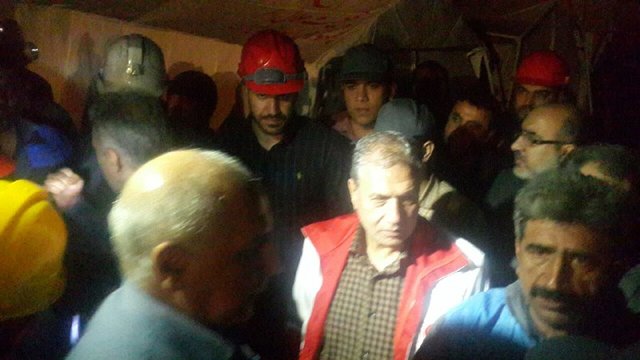 یافتن کارگران مفقود تحت‌الشعاع حضور رئیس‌جمهور در معدن/ شرایط دشوار امدادگران برای خروج پیکرها