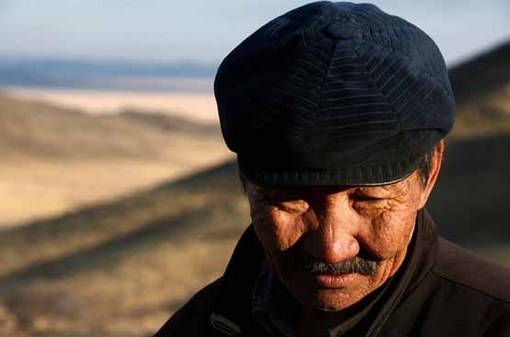 مرد چوپان روی تپه‌های غرب اولان باتور
David Gray / Reuters
