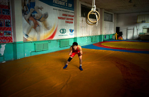 Mandakhnaran Ganzorig کشتی گیر مغولی است که در یک سالن متروکه در اولان باتور به امید المپیک امسال تمرین می کند. المپیک هر چهار سال یکبار مهم ترین هدف ورزشی هر ورزشکاری از سرتاسر دنیاست. Reuters/Kieran Doherty 
