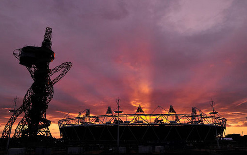 (4 از 4) تکمیل ورزشگاه اصلی المپیک لندن در کنار برج اوربیت که به نماد جدید شهر لندن تبدیل شده است، مارس 2012 Reuters/Toby Melville 