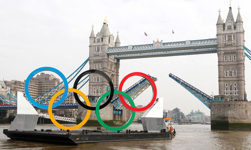 حلقه های المپیک به عنوان یکی از نمادهای تازه شهر لندن در که در رودخانه تایمز در گردش است. Reuters/Andrew Winning 