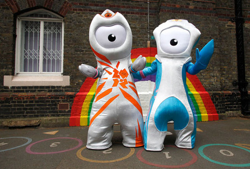 Wenlock عروسک نماد المپیک (سمت چپ) و  Mandeville نماد پارا المپیک (سمت راست)  Reuters/Suzanne Plunkett 