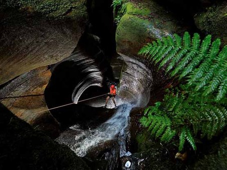 صخره‌نوردی در سیاه چاله‌ای در استرالیا
Carsten Peter