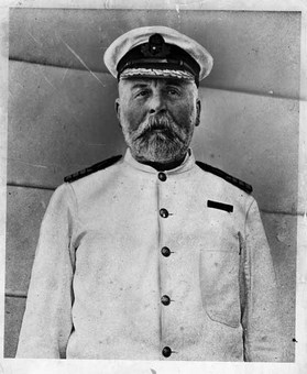 کاپیتان ادوارد جان اسمیت، ناخدای کشتی تایتانیک؛ ولی بنا به رسم دریانوردی، در کابین خود ماند و جان باخت.
The New York Times Archives
