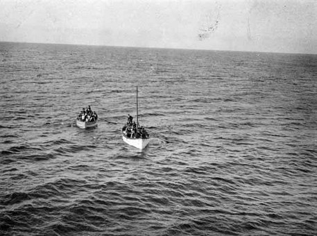 تخلیه برخی از مسافران کشتی و سوار شدن آنان بر قایق‌های نجات
National Maritime Museum/London
