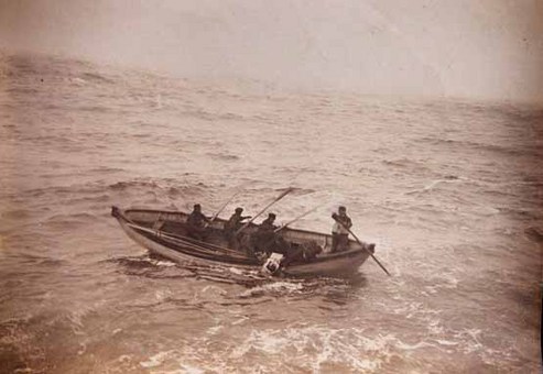 تخلیه برخی از مسافران کشتی و سوار شدن آنان بر قایق‌های نجات
National Maritime Museum/London

