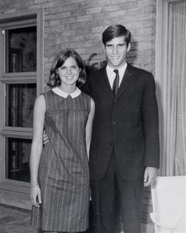1960
میت رامنی و همسرش آن پیش از ازدواج
REUTERS/Romney for President
