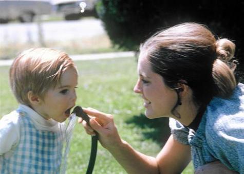 1971
تگ رامنی پسر بزرگ میت رامنی و مادرش ان
REUTERS/Romney for President
