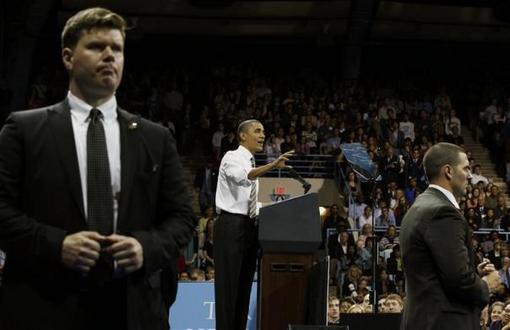 24 آوریل 2012: اوباما که توسط بادیگاردهایش محافظت می شود در حال سخنرانی در دانشگاه کارولینای شمالی در چپل هیل.
REUTERS/Larry Downing