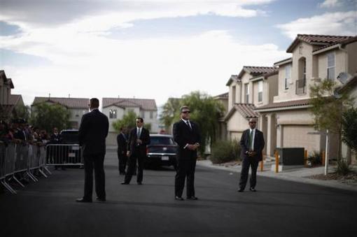 24 اکتبر 2011: عوامل سرویس مخفی محافظت از اوباما در یک محله در لاس وگاس وقتی رئیس جمهور برای دیدار با یک خانواده به این محله آمده بود.
REUTERS/Jason Reed