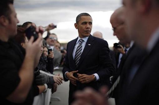 25 فوریه 2012: اوباما و تیم محافظتش در فرودگاه بین المللی لس آنجلس
REUTERS/Jason Reed