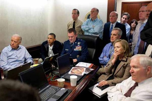 یکی از معروف ترین تصاویر که بعد از مرگ بن لادن منتشر شده است. اوباما و تیمش در اتاقی نشسته اند و عملیات نیروهای نظامی در پاکستان را مشادهده می کنند.