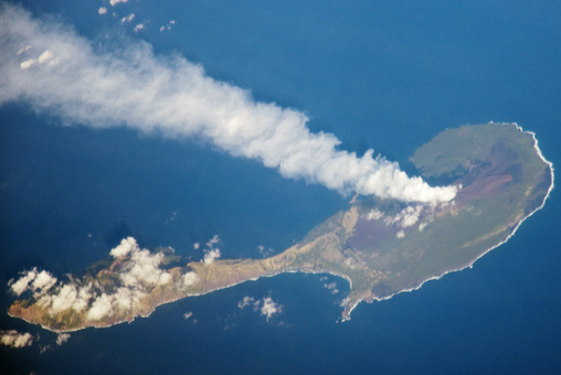 خاکستر ناشی از فعالیت آتش فشان جزیره Tinakula در جزایر سلیمان