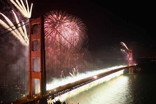 آتش بازی در هفتاد و پنجمین سالگرد افتتاح پل گلدن گیت در سانفرانسیسکو