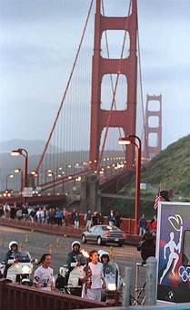 حمل مشعل المپیک 96 آتلانتا روی پل گلدن گیت
سانفرانسیسکو - 1996
