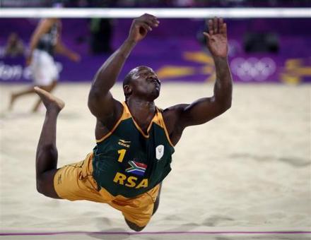 ورزشکار اهل افریقای جنوبی در رقابت های والیبال ساحلی در مصاف با تیم ملی آمریکا REUTERS/Marcelo Del Pozo 