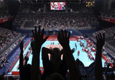 واکنش تماشاگران در خلال رقابت والیبال میان تیم های ملی بریتانیا و بلغارستان REUTERS/Ivan Alvarado 