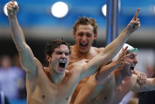 شادی ورزشکاران فرانسوی پس از پیروزی در رقابت های چهار در صد متر شنا REUTERS/Michael Dalder 