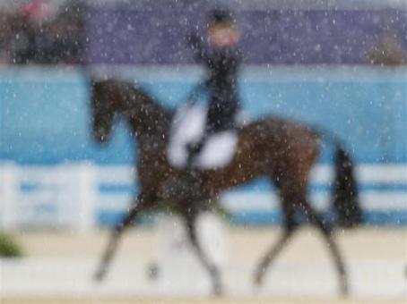 رقابت های اسب دوانی المپیک در روز دوم این رقابت ها زیر باران برگزار شد. REUTERS/Mike Hutchings 