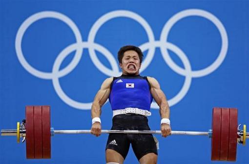رقابت ورزشکار کره ای در گروه A رقابت های وزنه برداری دسته 69 کیلو گرم REUTERS/Grigory Dukor 