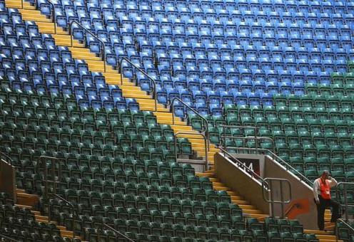 صندلی های خالی ورزشگاه فوتبالی که میزبان تیم های ملی زنان ژاپن و افریقای جنوبی است. REUTERS/Francois Lenoir 