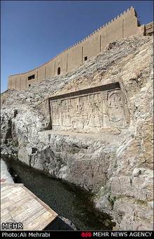 باروی ری؛ دیواری با کاربرد دفاعی که در دوره حکومت اشکانیان دور تا دور شهر را در بر می‌گرفته که قدمتی 6000 ساله دارد.