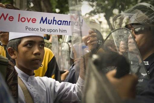 تجمع اعتراضی مسلمانان تائی جلوی سفارت آمریکا و دفتر گوگل در بانکوک