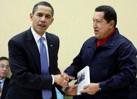 در حال اهدای کتاب ضد استعماری «رگ‌های باز آمریکای لاتین» به باراک اوباما
