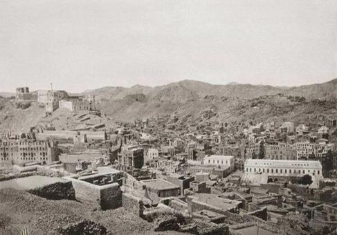 نمایی از شهر مکه از بلندای یکی از کوه‌های اطراف این شهر