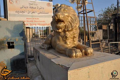 مجسمه دو شیر در ابتدای پادگان اشرف که از پارکی در کرمانشاه به سرقت رفته است