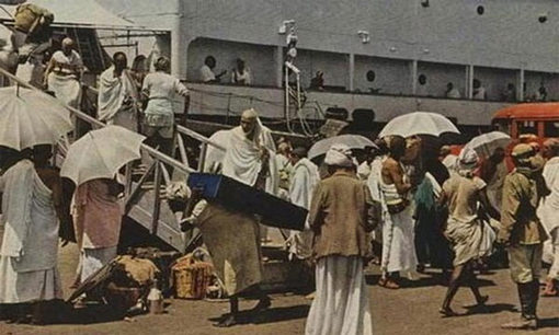پیاده شدن حجاج از یک کشتی به بندر جده