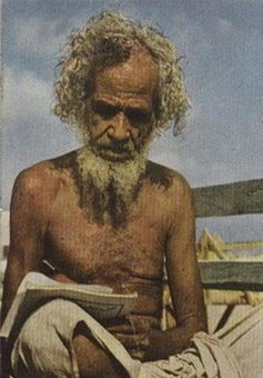 یکی از حجاج در حال نوشتن نامه برای خانواده یا بستگان خود