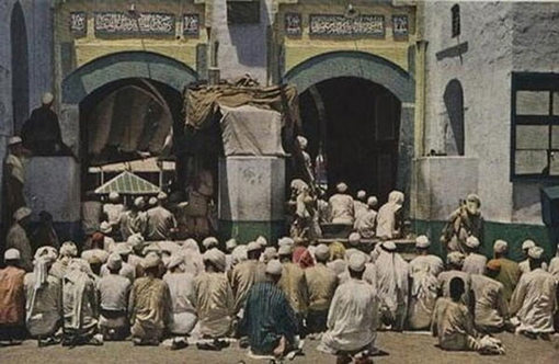 جمعی از نمازگزاران که به دلیل مملو بودن مسجد الحرام، در محیط بیرون آن درحال ادای نماز و شنیدن خطبه‌های نماز هستند