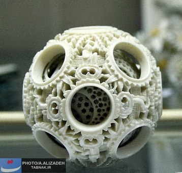 گوی چهارده تکه ساخته شده از عاج فیل توسط چینیان،این گوی بدون برش ساخته شده و از عجایب موجود در گنجینه کاخ گلستان می باشد